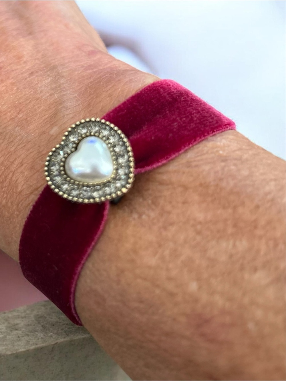 Vintage-Inspired Heart Pearl Velvet Bracelet in Wine .